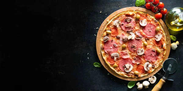 Pizza Italiana Crujiente Con Salami Jamón Aceitunas Tomates Pimientos Queso — Foto de Stock