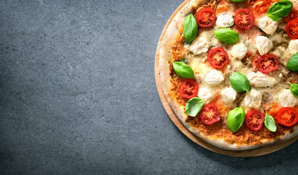 Pizza Croccante Italiana Con Ricotta Pomodori Basilico Nutrizione Sana Stile — Foto Stock