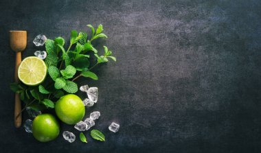 Mojito kokteyl yapımı. Nane, kireç, malzemeyi buz ve mutfak eşyaları bar