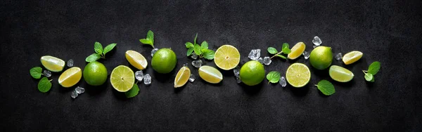 Limas Frescas Con Cubitos Hielo Hojas Menta Sobre Fondo Panorámico — Foto de Stock