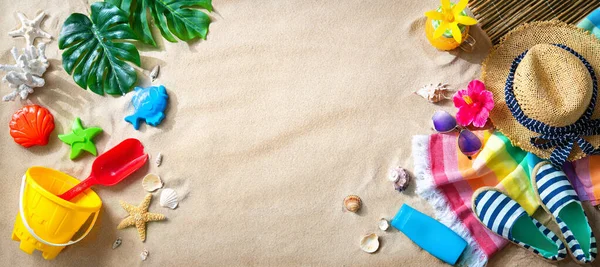Oceaan Zandstrand Met Zonnebaden Accessoires Zomer Reizen Strand Vakantie Achtergrond — Stockfoto