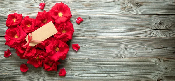 Forma Corazón Rosas Rojas Tablero Rústico Madera Con Espacio Copia — Foto de Stock