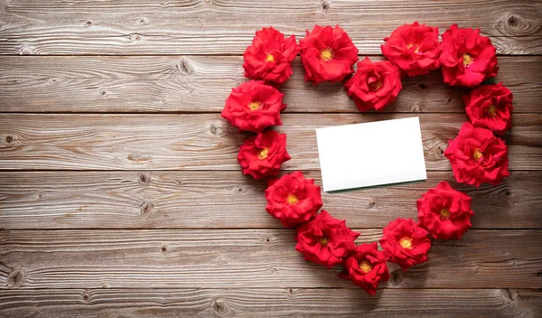 Forma Cuore Rose Rosse Tavola Legno Rustico Con Spazio Copia — Foto Stock