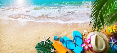 Güneş banyosu aksesuarlarıyla okyanus kumsalı. Deniz kıyısı yaz tatili kavramı