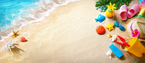 Sandstrand Mit Sonnenliegen Sommerreisen Und Badeurlaub Hintergrund Konzept Für Familien — Stockfoto