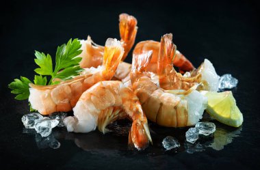 Maydanoz ve buzlu limonla süslenmiş taze karidesler.