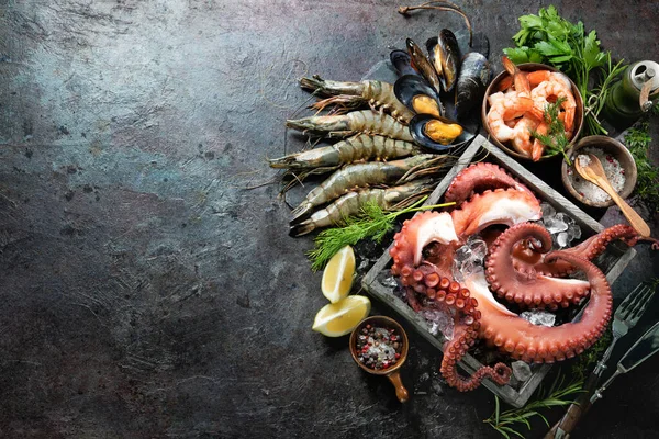 신선하고 맛있는 해산물 옥토퍼스 호랑이 허브를 곁들인 새우와 배경에서의 조미료 — 스톡 사진