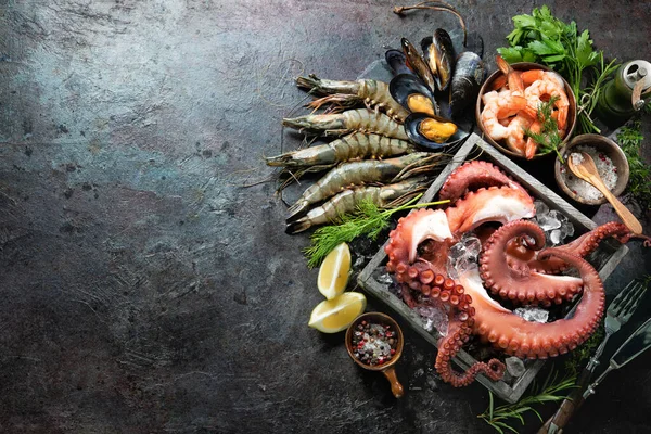 Variedad Deliciosos Mariscos Frescos Tentáculos Pulpo Camarones Tigre Negro Langostinos — Foto de Stock