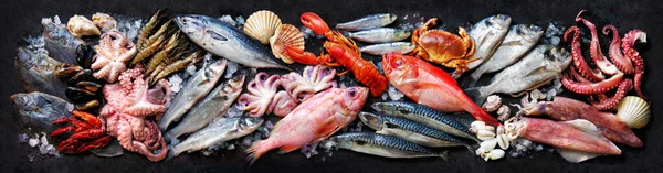 Surtido Pescados Mariscos Frescos Sobre Fondo Piedra Oscura Vista Superior — Foto de Stock