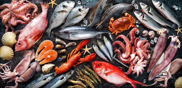 Sortiment Čerstvých Ryb Mořských Plodů Tmavém Kamenném Pozadí Horní Pohled — Stock fotografie
