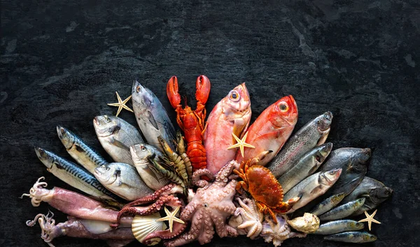 Assortimento Pesce Fresco Frutti Mare Sfondo Pietra Scura Vista Dall — Foto Stock