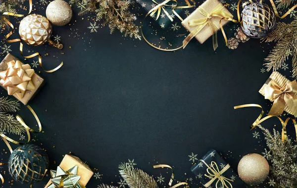Χριστουγεννιάτικη Χρυσή Διακόσμηση Κουτιά Δώρων Σκούρο Φόντο — Φωτογραφία Αρχείου