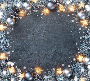 Yılbaşı ve yeni yıl arkaplanı köknar dalları, noel baloları ve ışıkları, kırsal taşlarda kar taneleri