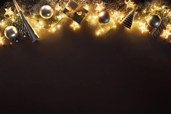圣诞和新年背景 有冷杉枝 圣诞舞会 礼品盒和深色木板上的灯 — 图库照片