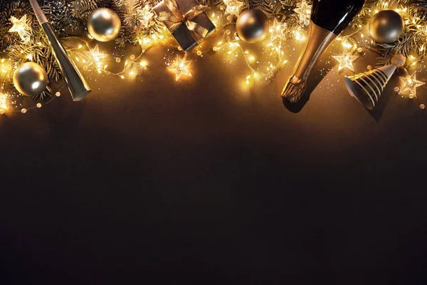 圣诞节和新年背景 有冷杉枝 圣诞舞会 香槟酒瓶 礼品盒和深色木板上的灯 — 图库照片
