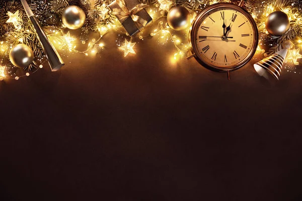 Silvester Feiertagshintergrund Mit Tannenzweigen Uhr Weihnachtskugeln Geschenkschachtel Und Lichtern Auf — Stockfoto