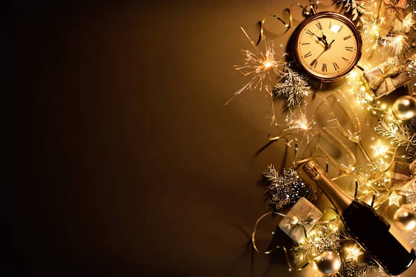 New Years Eve Holiday Background Fir Branches Clock Christmas Balls — Stock Photo, Image