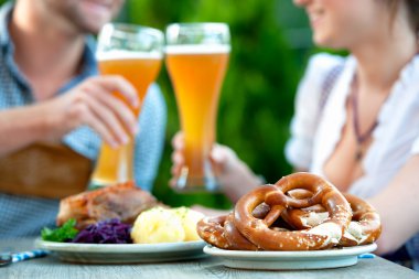 oktoberfest gülümseyen Bavyera çifte