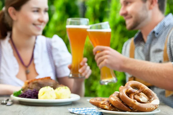 Lächelndes bayerisches Paar beim Oktoberfest — Stockfoto