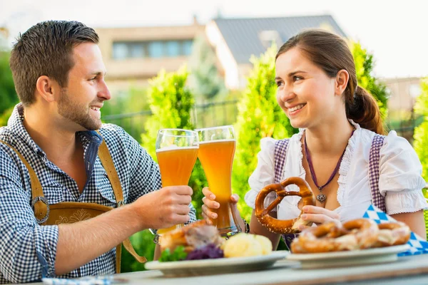 Couple bavarois souriant à Oktoberfest — Photo