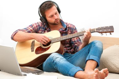 Akustik gitar çalan müzisyen.