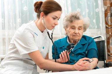 kadın kıdemli kan basıncı ölçme