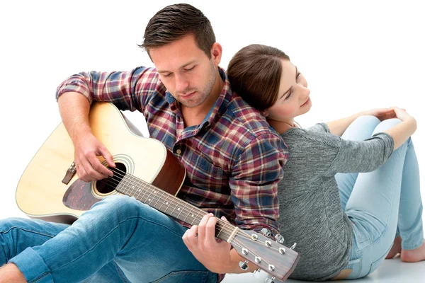 Joven pareja jugando guitarra — Foto de Stock