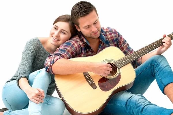 Joven pareja jugando guitarra — Foto de Stock