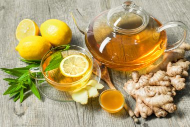 Ballı ve limonlu zencefilli çay.