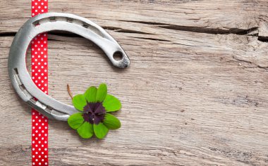 at nalı, shamrock ve kırmızı kurdele eski ahşap