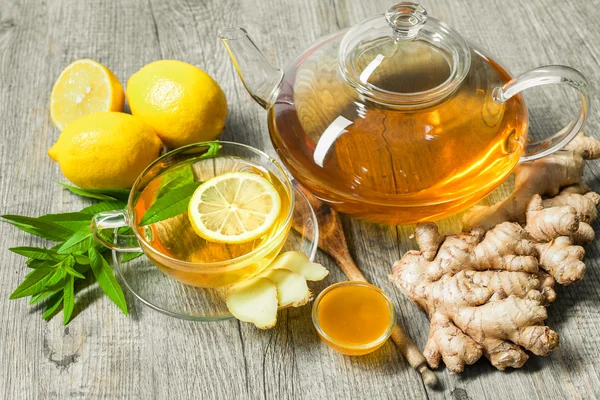 Tasse de thé au gingembre avec miel et citron — Photo