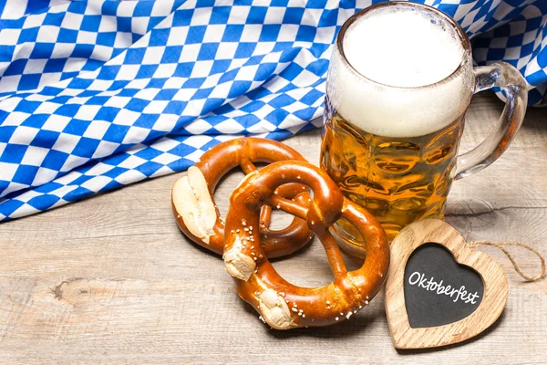 Caneca de cerveja bávara e pretzels — Fotografia de Stock
