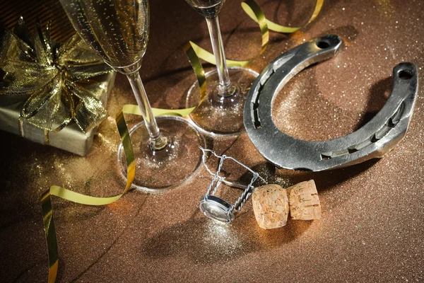 Cortiça de garrafa de champanhe com uma ferradura — Fotografia de Stock