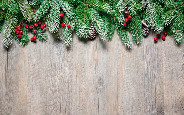 Fir kerstboom op een houten bord — Stockfoto