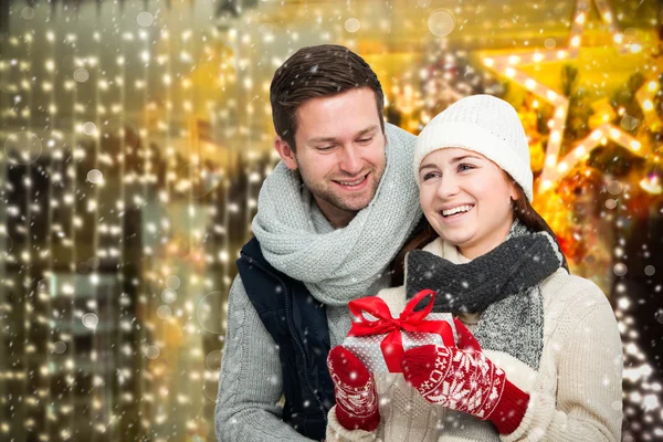 Счастливая молодая пара на рождественском рынке — стоковое фото