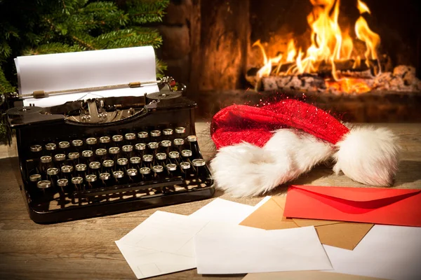 Gammal skrivmaskin och jultomten hatt på skrivbord — Stockfoto