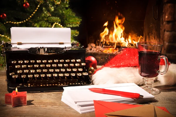 Gammal skrivmaskin och jultomten hatt på skrivbord — Stockfoto