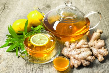 Ballı ve limonlu zencefilli çay.