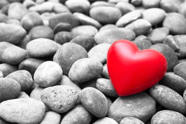 Çakıl taşları üzerinde kırmızı kalp