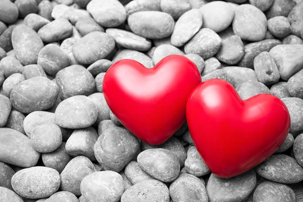 Dos corazones rojos en piedras — Foto de Stock