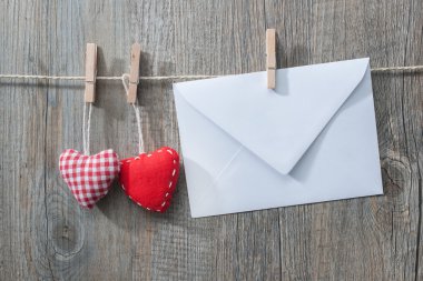 clothesline üzerinde mesaj ve kırmızı Kalpler