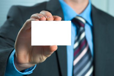 boş kartvizit uzatarak iş adamı