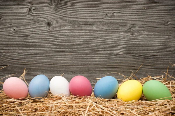 Ahşap arka planda paskalya yumurtaları — Stok fotoğraf