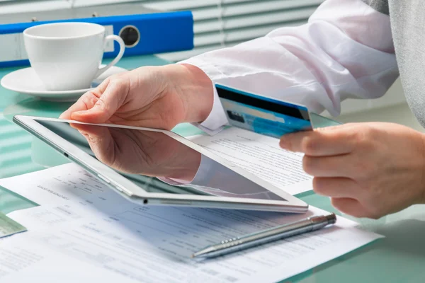 Woman is shopping online with tablet pc — Stock Photo, Image