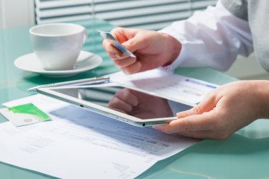 Kadın tablet pc ile online alışveriş