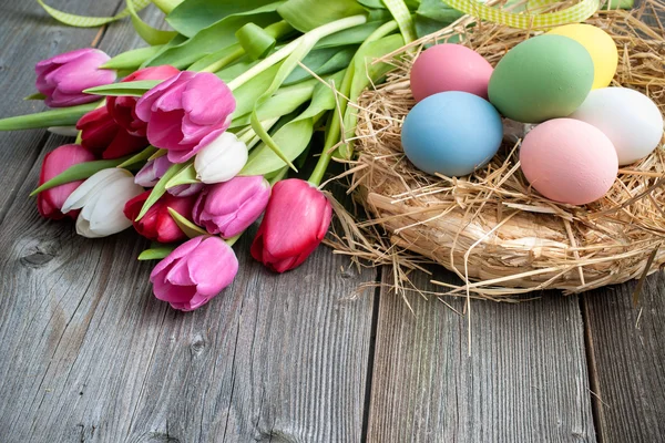 Ovos de Páscoa com tulipas — Fotografia de Stock