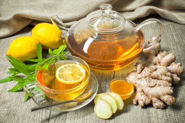 Ballı ve limonlu zencefilli çay.