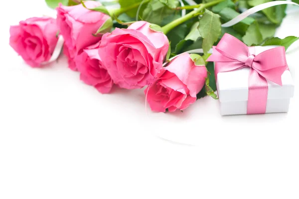 Bouquet de roses et coffret cadeau — Photo