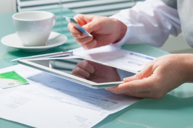Kadın tablet pc ile online alışveriş
