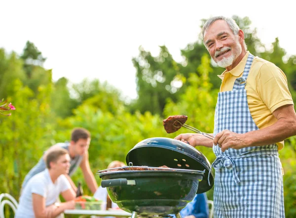 Familie som har grillfest – stockfoto